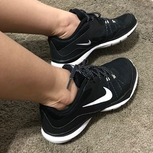 BLACK & WHITE NIKE SHOES SIZE 6.5